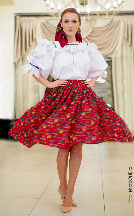 Carmen Negoita a dat rochiile de seara pe costumul popular