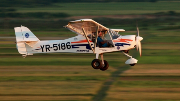 Un avion de mici dimensiuni a aterizat fortat pe un camp din Arad