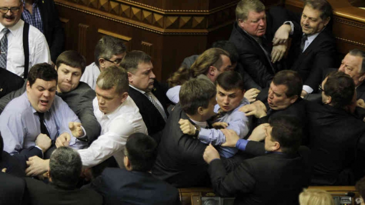 Scandal intre deputati  in Parlamentul de la Kiev!