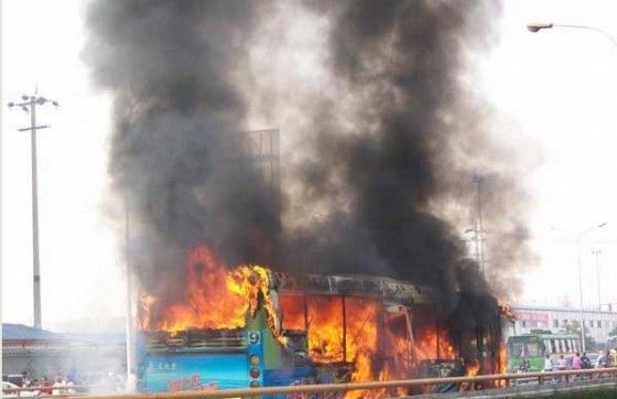 33 de morti, dupa ce un autocar s-a ciocnit de un camion si a luat foc