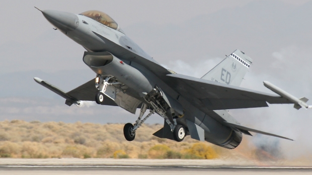 Victor Ponta, la bordul unui avion de lupta F16