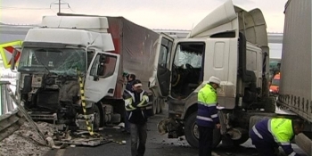 Accident pe DN7: Doua autotrenuri din Ungaria si Polonia au intrat in coliziune!