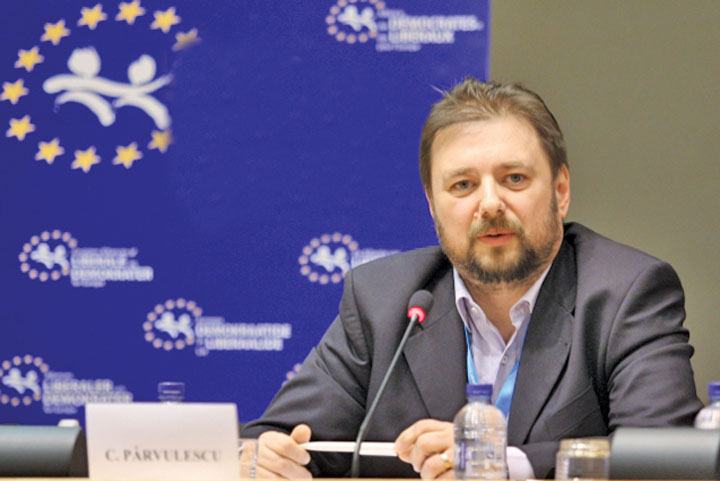 Cristian Parvulescu vrea sa stie si ce lapte au supt politicienii