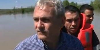 Dragnea, in inspectie in zonele inundate din Teleorman: Localnicii reproseaza ca autoritatile nu au construit diguri!