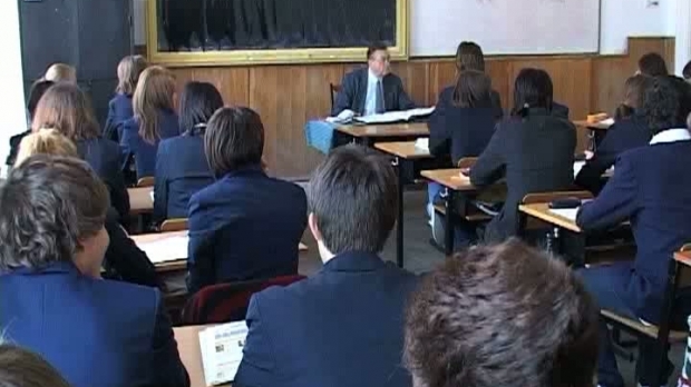 S-a elaborat un nou regulament scolar. Elevii trebuie sa aiba semne distinctive!