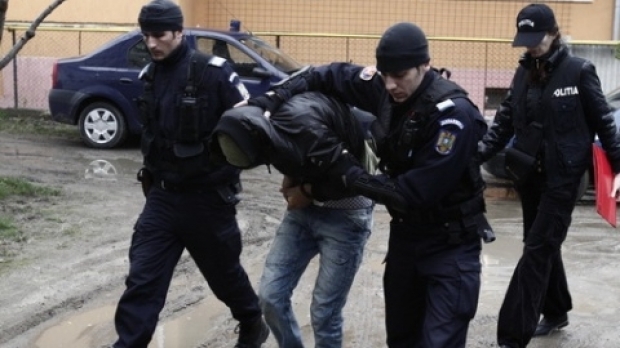 Barbati retinuti dupa ce au inselat mai multi afaceristi dandu-se sefi la Ministerul Dezvoltarii