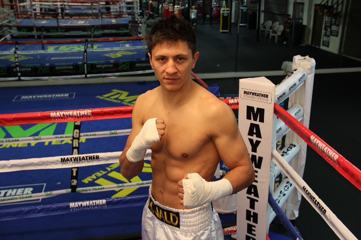 Romanul Ronald Gavril se bate in gala lui Floyd Mayweather