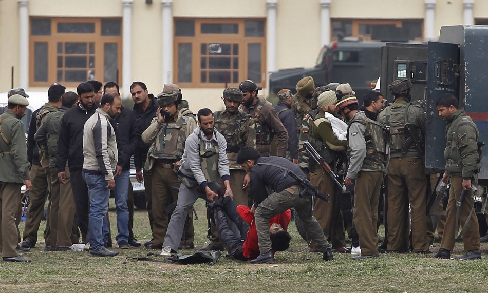 Pakistan: Noua persoane, intre care si politisti, ucise in doua atacuri!