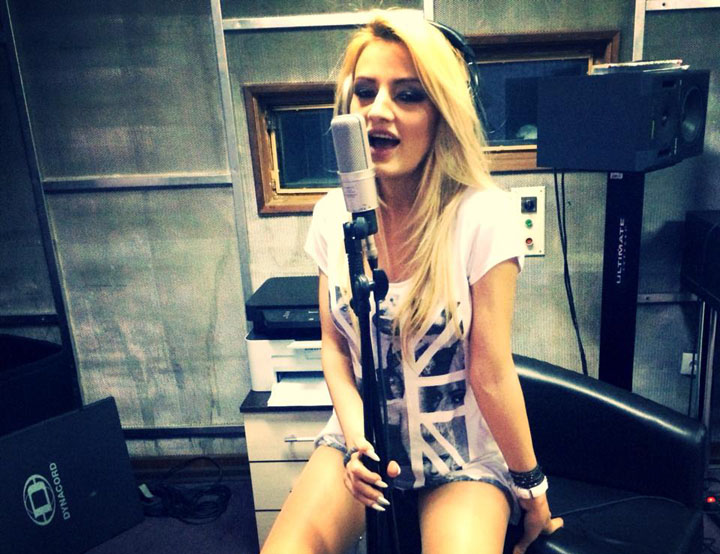 Confundata cu Alexandra Stan