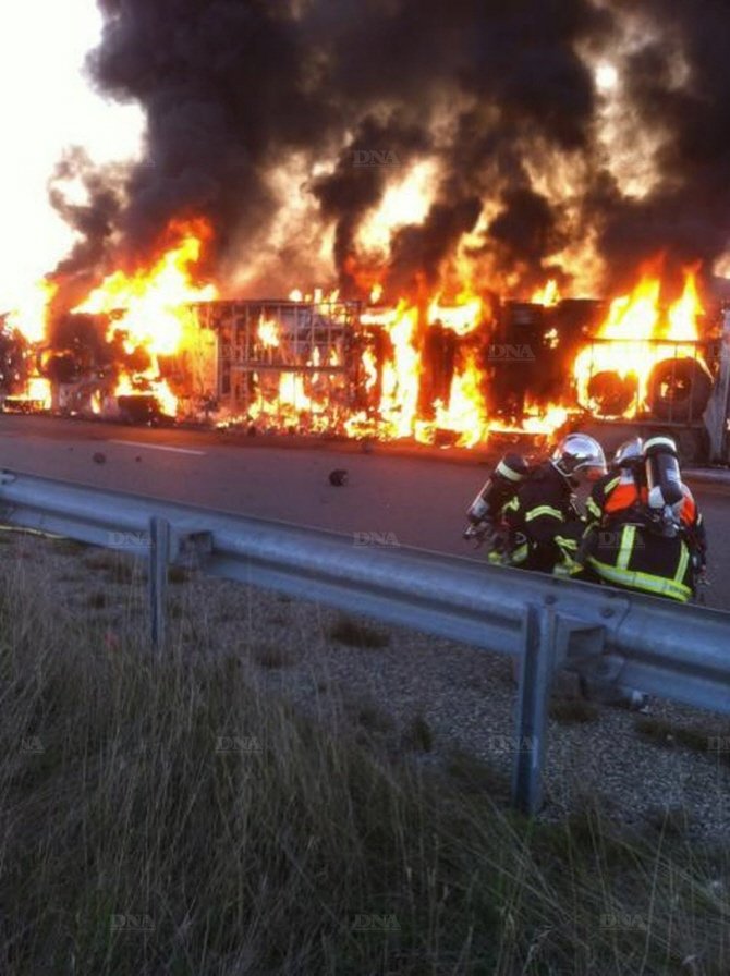 Franta: Un camion romanesc s-a rasturnat si A LUAT FOC! Traficul, inchis pentru reparatii!
