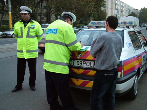 Patru politisti din Bacau, acuzati ca modificau aparatele radar