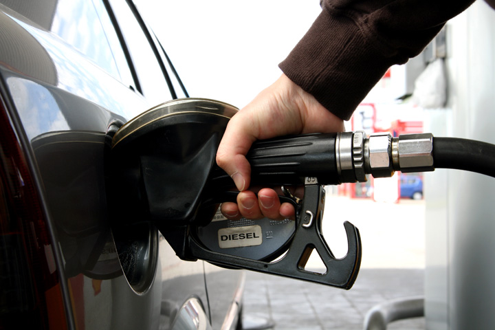 Cum ar putea interveni Guvernul pentru a „domoli” creşterea de preţuri la motorină şi benzină