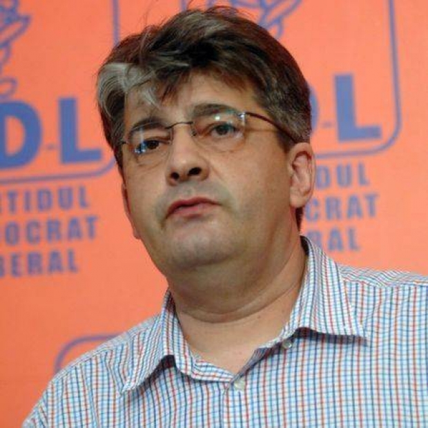 Se strang semnaturi pentru demisia lui Sorin Oprescu
