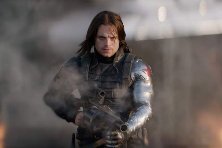 Michael Fassbender se ia la tranta cu romanul Sebastian Stan