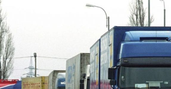 Autobuz cu 24 pasageri lovit de TIR