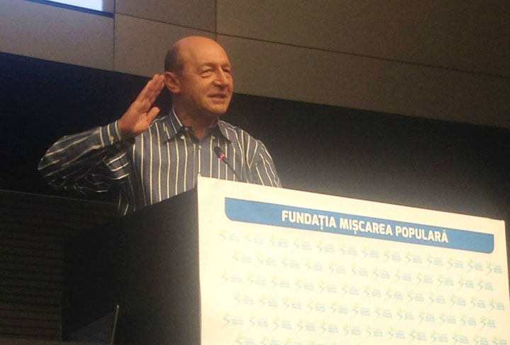 Basescu fluiera Guvernul, de la peluza