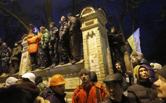 Manifestantii prorusi au invadat sediul administratiei din Donetk!
