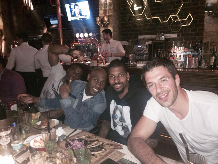 Baschetbalistii de la Harlem Globetrotters au petrecut in Centrul Vechi