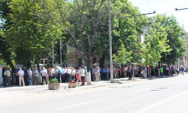 Chisinau: Romanii stau si cate trei ore la coada pentru a vota la europarlamentare