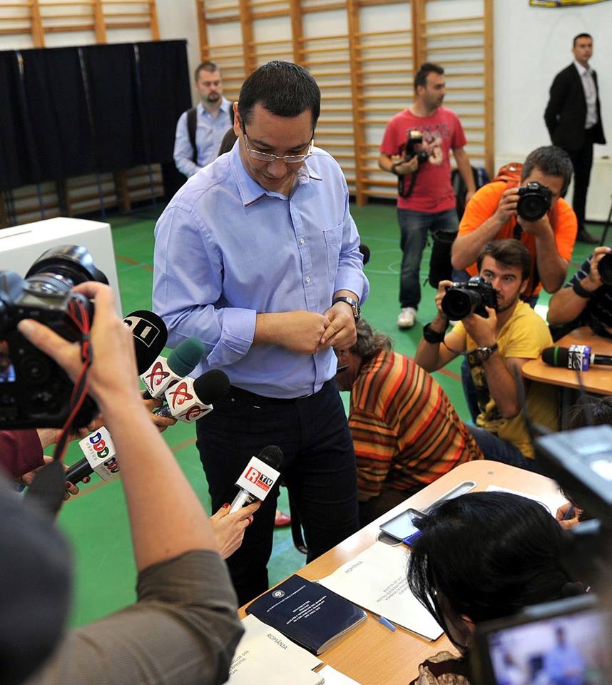 Premierul Ponta si sotia sa, Daciana Sarbu, au votat la europarlamentare. „2014, anul tuturor schimbarilor”