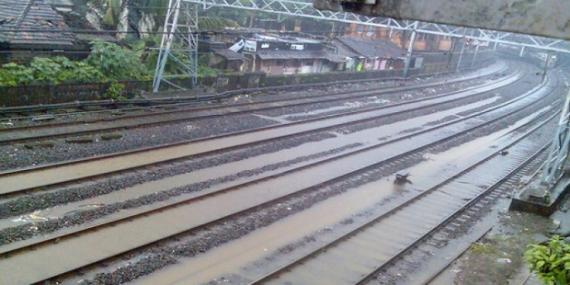 Inundatiile dau peste cap traficul feroviar