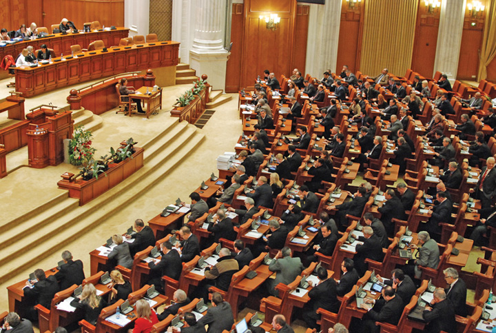 Parlament: a inceput sedinta de plen in care se voteaza numirea lui Ungureanu in fruntea SIE