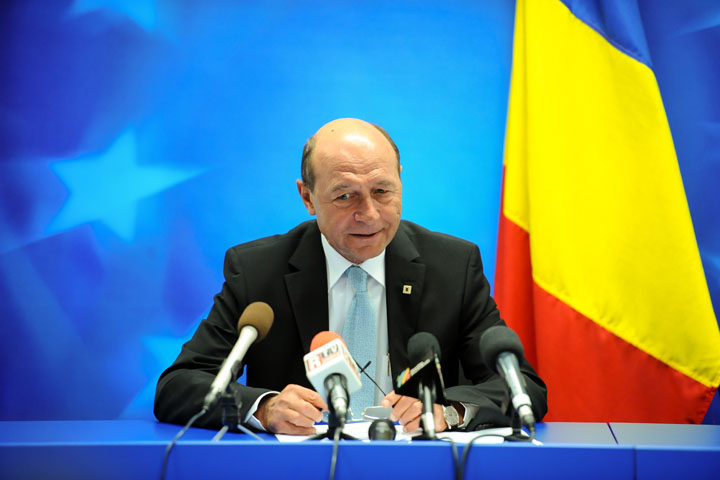 Basescu si Ponta isi muta arena la Bruxelles