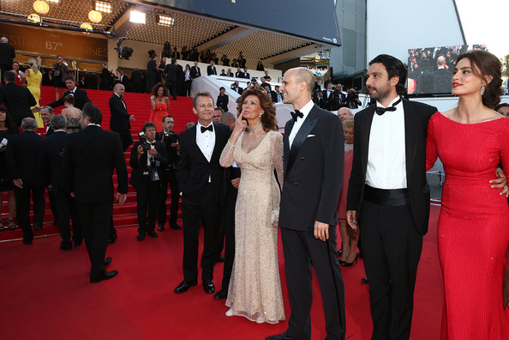 Catrinel Menghia, pusa in umbra de Sophia Loren pe covorul rosu, la Cannes