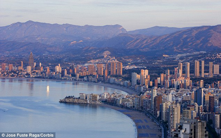 Britanicii iau cu asalt statiunea Benidorm. Ca s-o cumpere!