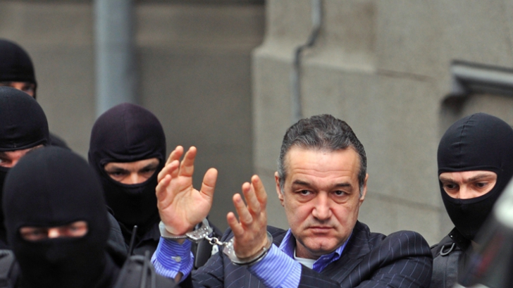 Gigi Becali, luat pe sus de gardienii de la Poarta Alba