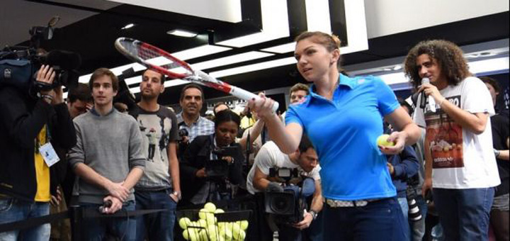 Francezii au stat la coada ca sa ia autograf de la Simona Halep