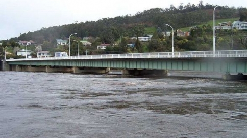Inundatii in Valcea: Gospodarii afectate si familii izolate
