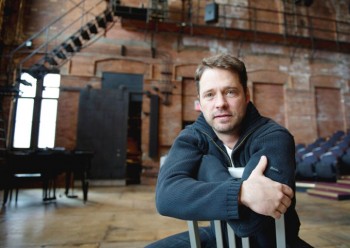 jason priestley - Ziarul National