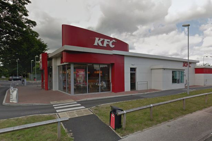 „Sper ca ti-a placut mancarea, am facut-o special pentru tine!”. Scandal cat casa la KFC!