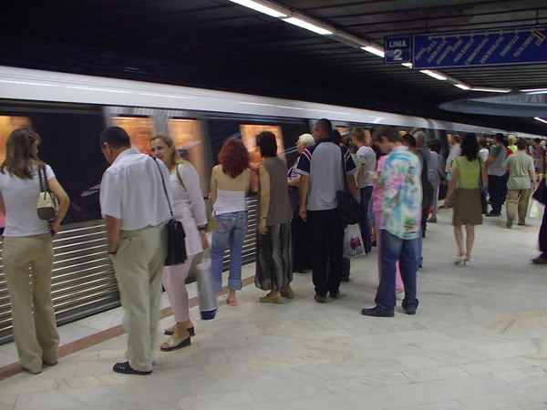 Un barbat, grav ranit, dupa ce a fost lovit de metrou in statia Dristor
