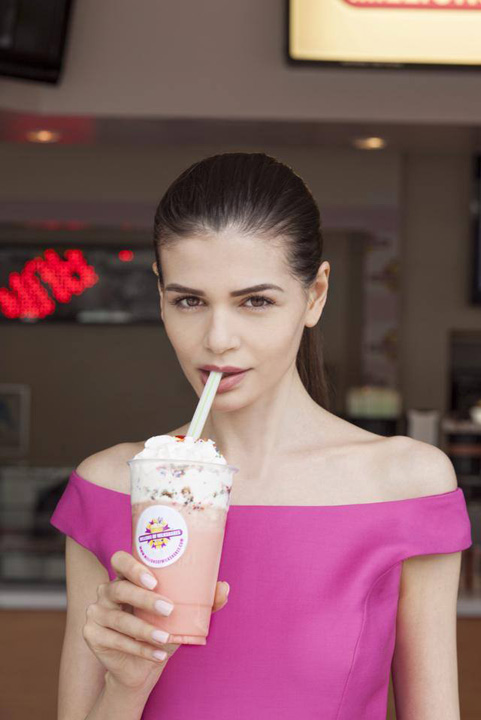 Monica Gabor promoveaza cel mai cunoscut bar de milkshake-uri din lume