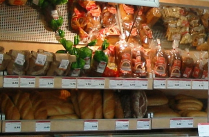 Romanii dau banii mai mult pe paine, legume si fructe