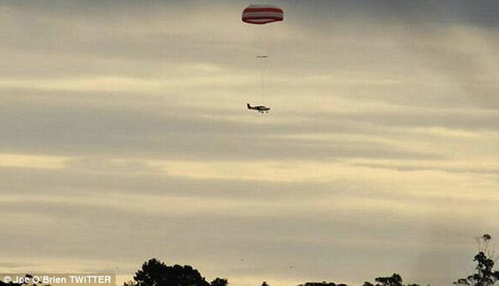 Miracol! Avionul era pe cale sa se prabuseasca, dar pilotul a declansat parasuta!