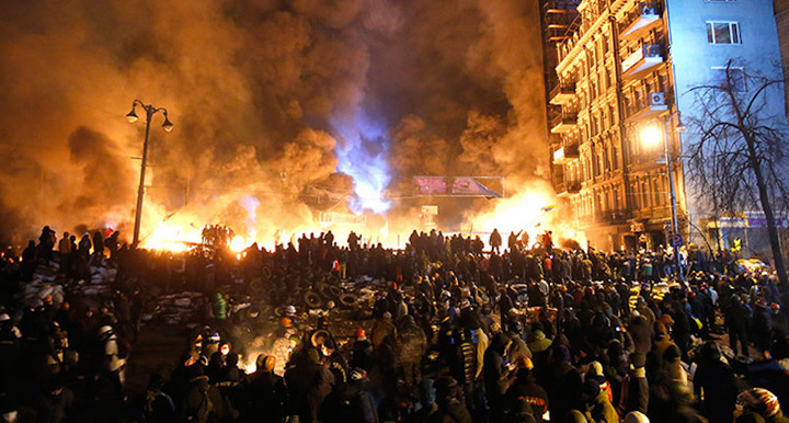 Black smoke rises during the clashes between protesters and police in Kiev - Ziarul National