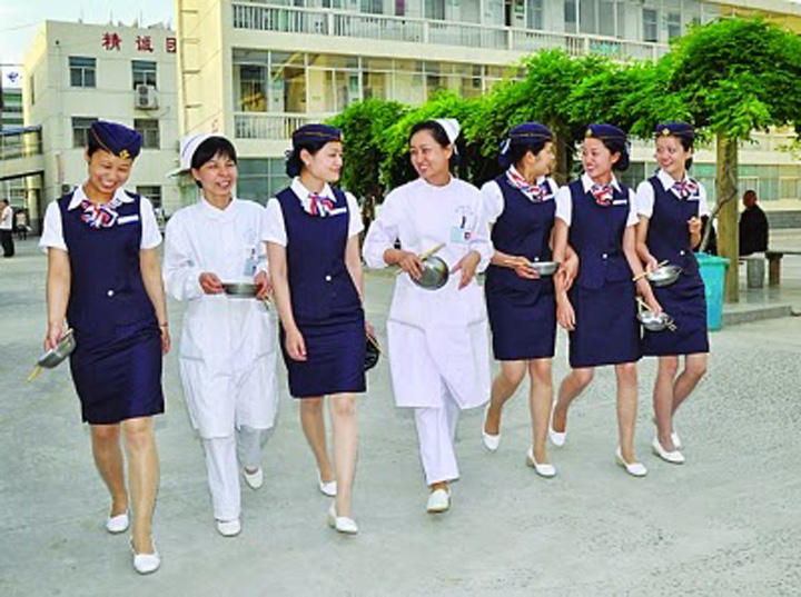 Intr-un spital din China te imbolnavesti instant: asistente imbracate in uniforme de stewardese!