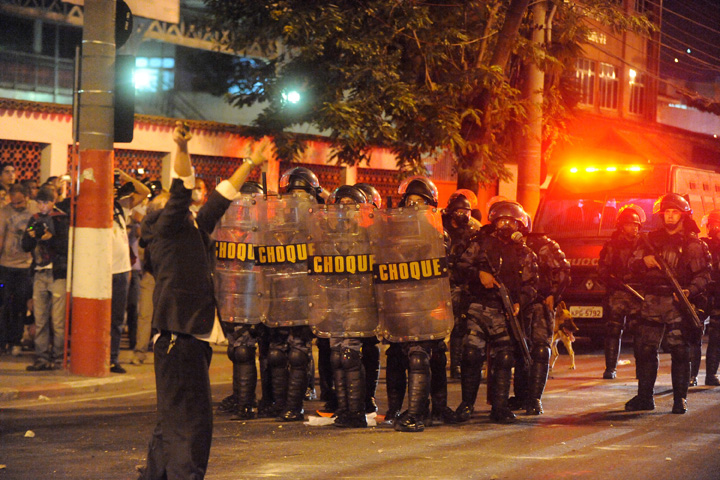 Mondial cu proteste, crime si greve