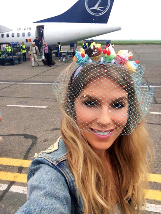 Corina lanseaza moda prajiturelelor purtate pe cap