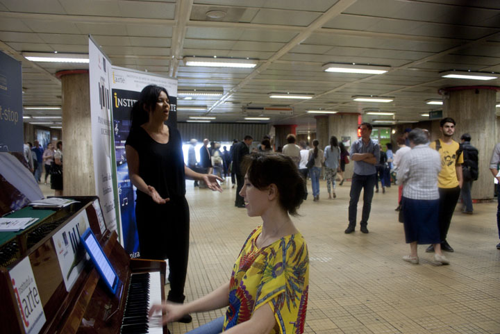 Nadine a dat concert la metrou