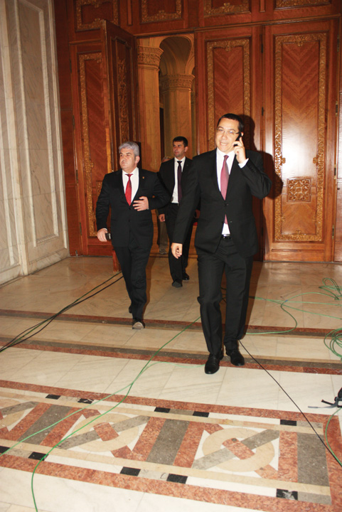 Lasat la vatra de Basescu, Ponta se plange la CCR