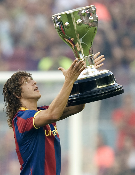 Puyol va prezenta trofeul la finala din 13 iulie