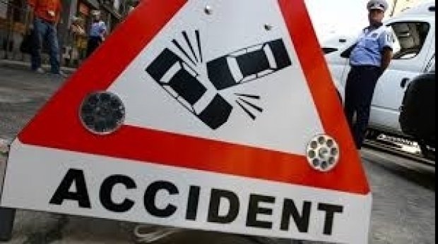 Doi adolescenti, in stare grava, dupa ce au fost loviti in plin in timp ce impingeau masina tatalui