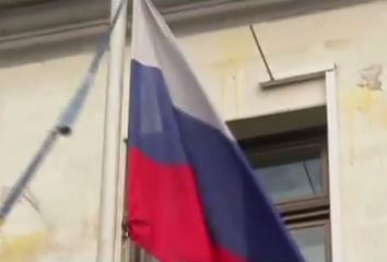Cladirea ambasadei Rusiei la Kiev, tinta unor proteste violente. Mai multe masini avariate (VIDEO)
