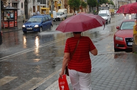 Nicio zi fara ploi. Unde sunt anuntate averse si vijelii in urmatoarele ore!