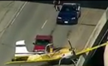 Aterizare de urgenta pe o autostrada. Un avion a lovit doua masini, ranind un sofer! (VIDEO)