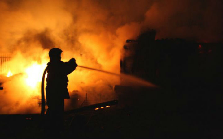 Un incendiu puternic a distrus casa unei familii cu noua copii, langa Dej